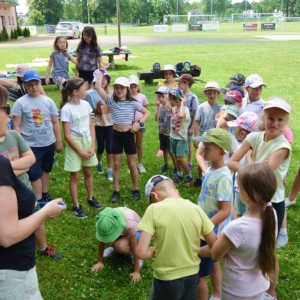 Piąty dzień półkolonii - dzień sportu na boisku sportowym w Nakle Śląskim