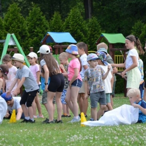 Piąty dzień półkolonii - dzień sportu na boisku sportowym w Nakle Śląskim
