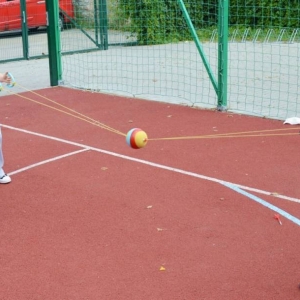 Pierwszy dzień półkolonii - zabawy na boisku sportowym