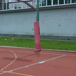 Pierwszy dzień półkolonii - zabawy na boisku sportowym