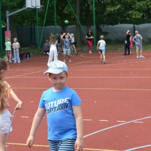 Pierwszy dzień półkolonii - zabawy na boisku sportowym