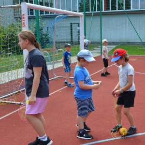 Pierwszy dzień półkolonii - zabawy na boisku sportowym