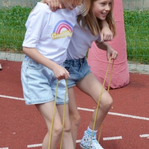 Pierwszy dzień półkolonii - zabawy na boisku sportowym
