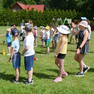 Piąty dzień półkolonii - dzień sportu na boisku sportowym w Nakle Śląskim