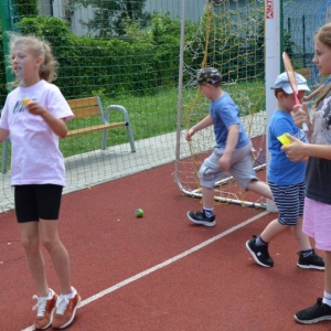Pierwszy dzień półkolonii - zabawy na boisku sportowym