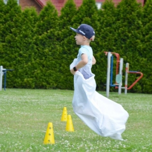 Piąty dzień półkolonii - dzień sportu na boisku sportowym w Nakle Śląskim