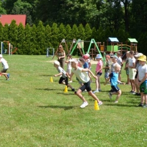 Piąty dzień półkolonii - dzień sportu na boisku sportowym w Nakle Śląskim