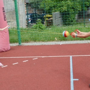 Pierwszy dzień półkolonii - zabawy na boisku sportowym