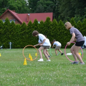 Piąty dzień półkolonii - dzień sportu na boisku sportowym w Nakle Śląskim