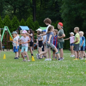Piąty dzień półkolonii - dzień sportu na boisku sportowym w Nakle Śląskim