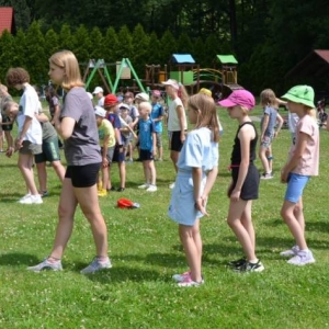 Piąty dzień półkolonii - dzień sportu na boisku sportowym w Nakle Śląskim