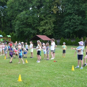 Piąty dzień półkolonii - dzień sportu na boisku sportowym w Nakle Śląskim