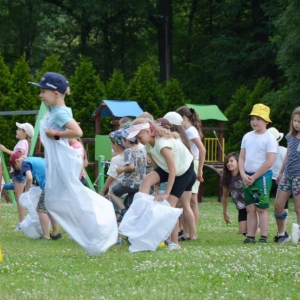 Piąty dzień półkolonii - dzień sportu na boisku sportowym w Nakle Śląskim