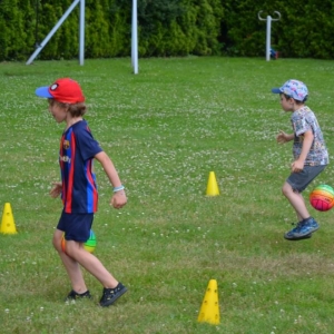 Piąty dzień półkolonii - dzień sportu na boisku sportowym w Nakle Śląskim