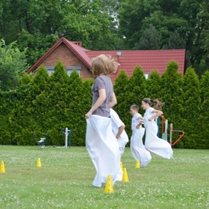 Piąty dzień półkolonii - dzień sportu na boisku sportowym w Nakle Śląskim