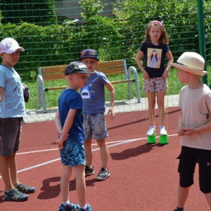 Pierwszy dzień półkolonii - zabawy na boisku sportowym