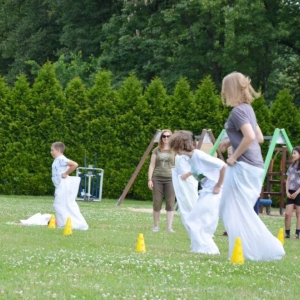 Piąty dzień półkolonii - dzień sportu na boisku sportowym w Nakle Śląskim