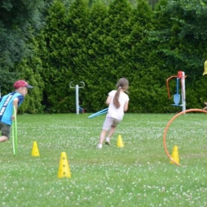 Piąty dzień półkolonii - dzień sportu na boisku sportowym w Nakle Śląskim
