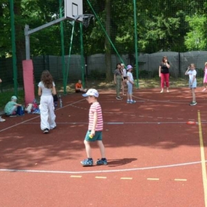 Pierwszy dzień półkolonii - zabawy na boisku sportowym