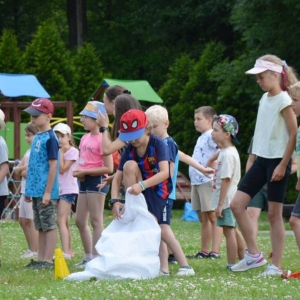 Piąty dzień półkolonii - dzień sportu na boisku sportowym w Nakle Śląskim