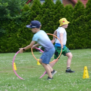 Piąty dzień półkolonii - dzień sportu na boisku sportowym w Nakle Śląskim