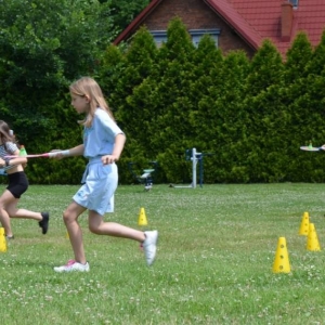 Piąty dzień półkolonii - dzień sportu na boisku sportowym w Nakle Śląskim