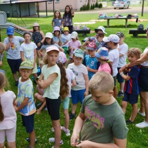 Piąty dzień półkolonii - dzień sportu na boisku sportowym w Nakle Śląskim