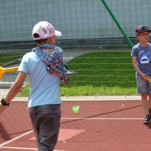 Pierwszy dzień półkolonii - zabawy na boisku sportowym