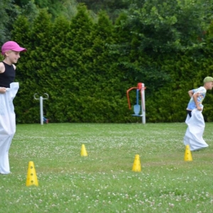 Piąty dzień półkolonii - dzień sportu na boisku sportowym w Nakle Śląskim