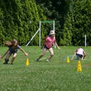 Piąty dzień półkolonii - dzień sportu na boisku sportowym w Nakle Śląskim