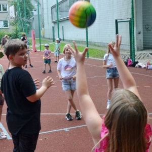 Pierwszy dzień półkolonii - zabawy na boisku sportowym