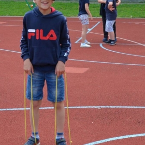 Pierwszy dzień półkolonii - zabawy na boisku sportowym