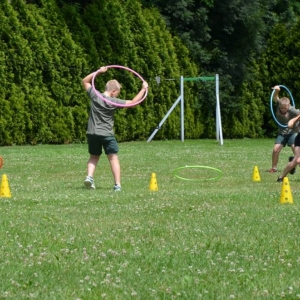 Piąty dzień półkolonii - dzień sportu na boisku sportowym w Nakle Śląskim