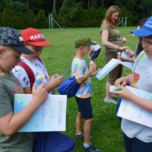 Piąty dzień półkolonii - dzień sportu na boisku sportowym w Nakle Śląskim