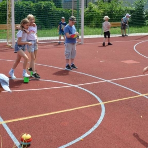 Pierwszy dzień półkolonii - zabawy na boisku sportowym