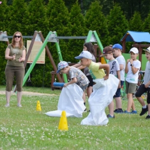 Piąty dzień półkolonii - dzień sportu na boisku sportowym w Nakle Śląskim