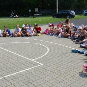 Piąty dzień półkolonii - dzień sportu na boisku sportowym w Nakle Śląskim