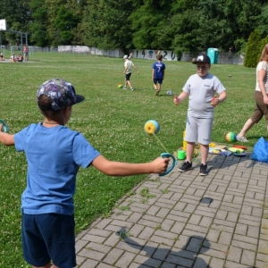 Piąty dzień półkolonii - dzień sportu na boisku sportowym w Nakle Śląskim