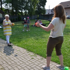 Piąty dzień półkolonii - dzień sportu na boisku sportowym w Nakle Śląskim