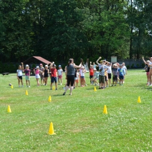 Piąty dzień półkolonii - dzień sportu na boisku sportowym w Nakle Śląskim