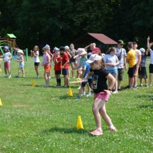 Piąty dzień półkolonii - dzień sportu na boisku sportowym w Nakle Śląskim