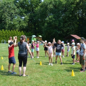 Piąty dzień półkolonii - dzień sportu na boisku sportowym w Nakle Śląskim