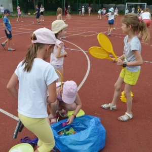Pierwszy dzień półkolonii - wspólne gry i zabawy na boisku