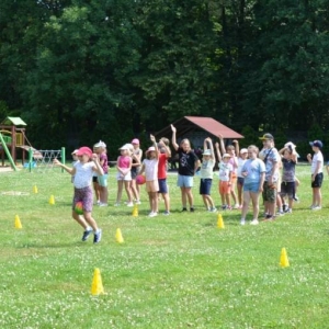 Piąty dzień półkolonii - dzień sportu na boisku sportowym w Nakle Śląskim