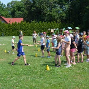 Piąty dzień półkolonii - dzień sportu na boisku sportowym w Nakle Śląskim