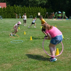 Piąty dzień półkolonii - dzień sportu na boisku sportowym w Nakle Śląskim