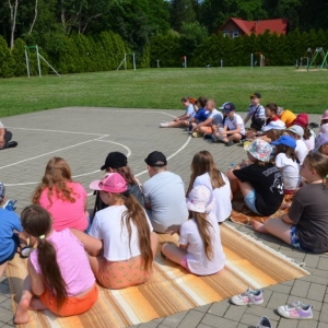 Piąty dzień półkolonii - dzień sportu na boisku sportowym w Nakle Śląskim