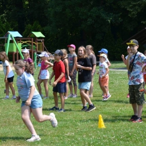 Piąty dzień półkolonii - dzień sportu na boisku sportowym w Nakle Śląskim