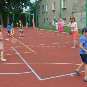 Pierwszy dzień półkolonii - wspólne gry i zabawy na boisku