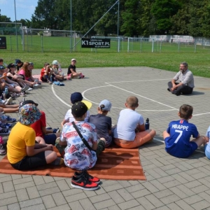 Piąty dzień półkolonii - dzień sportu na boisku sportowym w Nakle Śląskim